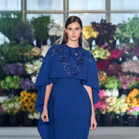 إطلالات باللون الكحلي لربيع 2023 من باميلا رولاند Pamella Roland