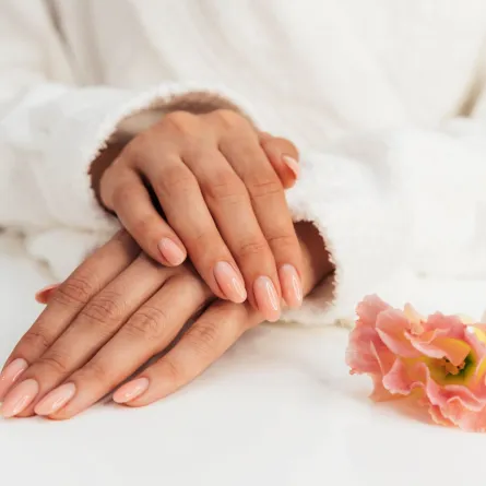 أحدث ألوان طلاء الأظافر النيود 2023