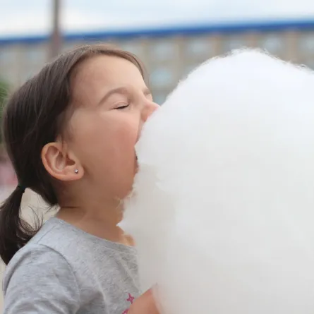 صورفتاة تأكل غزل البنات