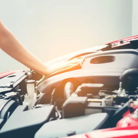 تنظيف محرك السيارة