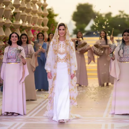 صورة عروس ولي العهد الأردني رجوة في حنتها - الصورة من المكتب الإعلامي للملكة رانيا