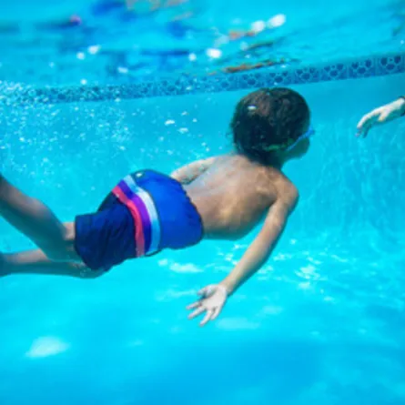 صورة لطفل يمارس السباحة