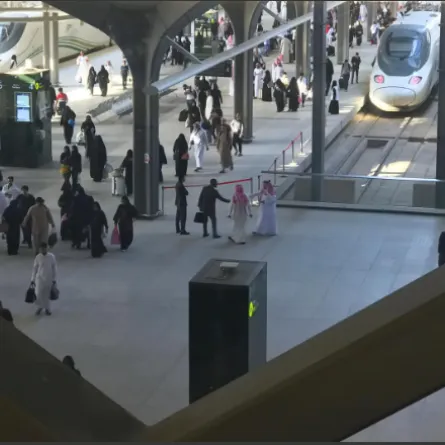 الحج والعمرة توضح بعض الإرشادات عند استخدام قطار الحرمين السريع - الصورة من واس