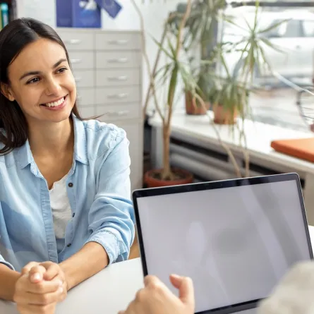 صورة لحامل تستقبل خبر حملها من الطبيبة