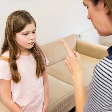 صورة لأم تؤنب طفلتها على تمردها