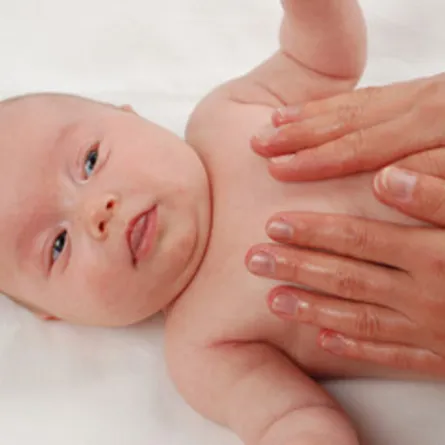 صورة تعبر عن تدليك المولود بزيت الزيتون