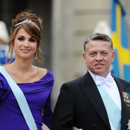  الملك عبدالله الثاني والملكة رانيا خلال حضور زفاف أمير السويد فيكتوريا ودانيال ويستلينغ في السويد Queen Rania of Jordan and King Abdullah of Jordan attend the wedding of Crown Princess Victoria of Sweden and Daniel Westling on Sweden (مصدر الصورة: Stephane Cardinale/Corbis via Getty Images)