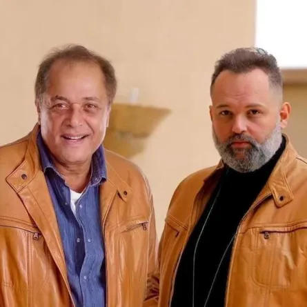 محمد محمود عبد العزيز مع والده - الصورة من حسابه الخاص على الفيس بوك