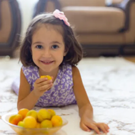 صورة لطفلة تحب ثمار المشمش