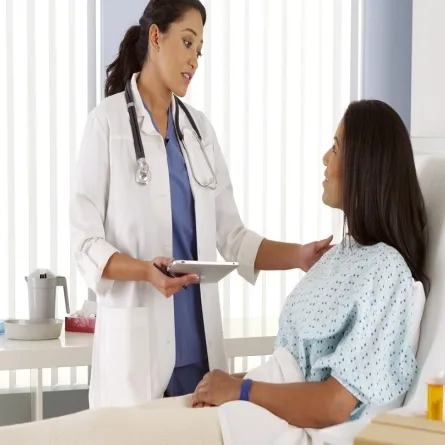 صورة لطبيبة تفحص امرأة