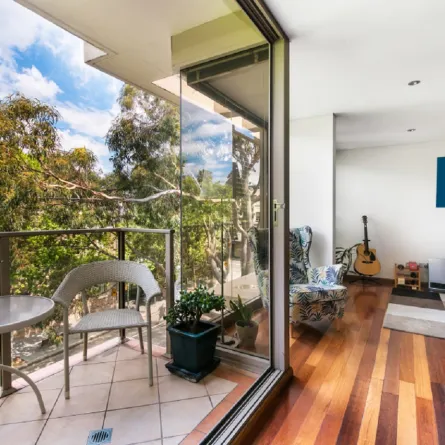 ديكور الشرفة، يختلف لناحيتي المواد والألوان، مُقارنة بالعناصر الواضحة في دواخل المنزل