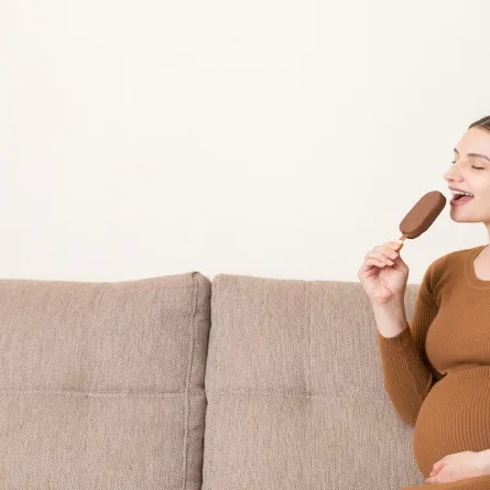 صورة لامراة حامل تتناول الآيس كريم