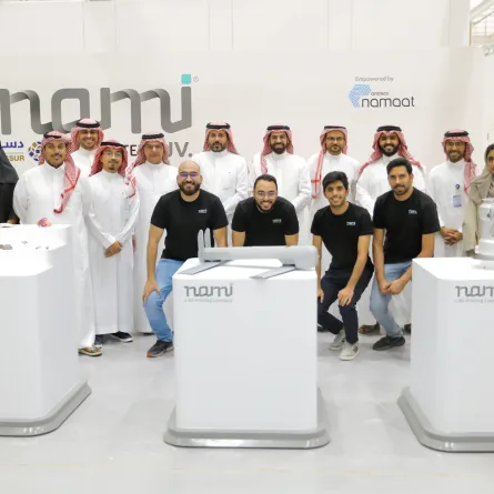 صورة جماعية مع الشباب السعوديين