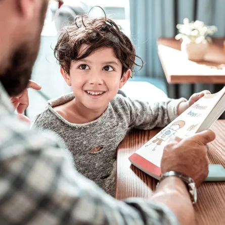 صورة لأب يعلم طفله الكلام