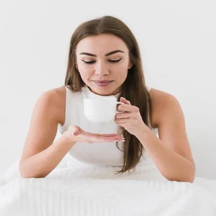 فوائد شرب الحليب قبل النوم عديدة.. جربيه لجودة نوم أفضل (المصدر: Freepik)