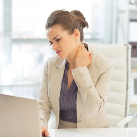 آلام الرقبة المزمنة.. الأسباب والعلاج بالترددات الحرارية