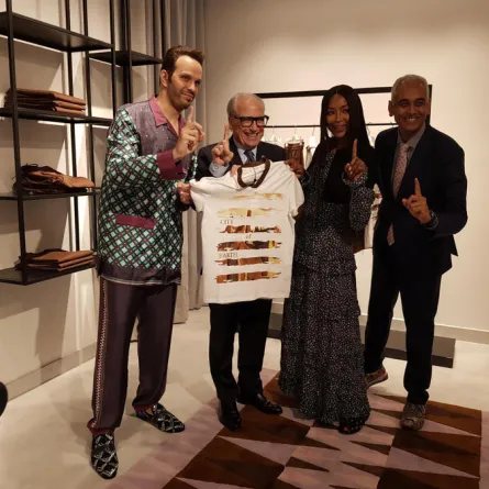 المصمم عبد الرحمن الرميزان مع الرئيس التنفيذي لمجموعة شركة الدرعية جيري انزيريلو، ورئيس قطاع التسويق في الشركة كيران هاسلام وعارضة الأزياء العالمية نعومي كامبل