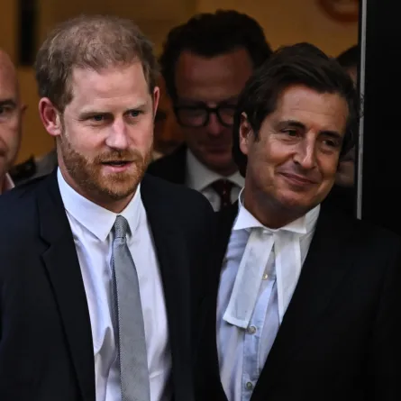 الأمير هاري Prince Harry مع محاميه David Sherborne ديفيد شيربورن أمام المحكمة (مصدر الصورة: Ben Stansall / AFP)