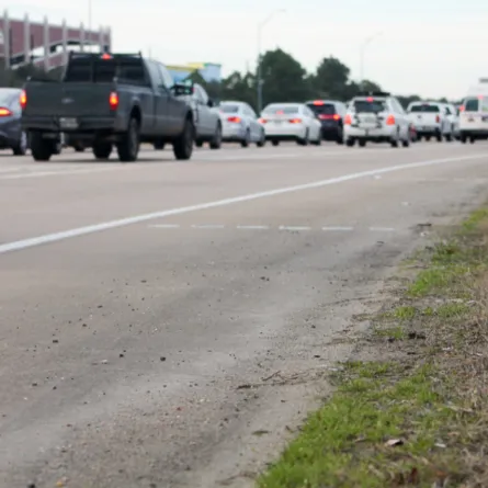 القيادة على أكتاف الطريق 