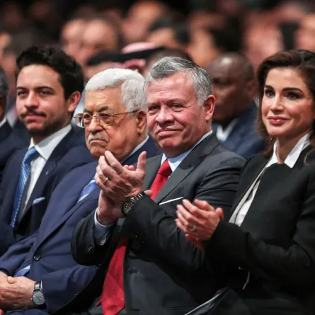 الملكة رانيا، الملك عبد الله، الرئيس الفلسطيني محمود عباس، والأمير الحسين(Queen Rania, King Abdullah II, Palestinian president Mahmoud Abbas, and Prince Hussein). مصدر الصورة:  AFP / Khalil MAZRAAWI