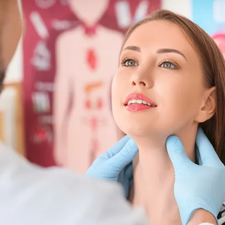 صورة لطبيب يفحص الغدة الدرقية