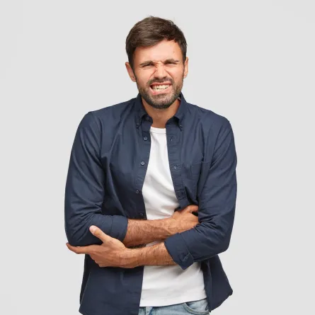 يعاني الكثيرون من عسر الهضم بسبب عادات الأكل الخاطئة- (مصدر الصورة: موقع freepik)