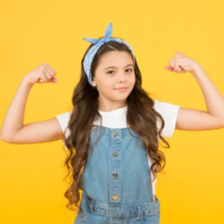 صورة لطفلة لديها أعراض بلوغ طبيعية