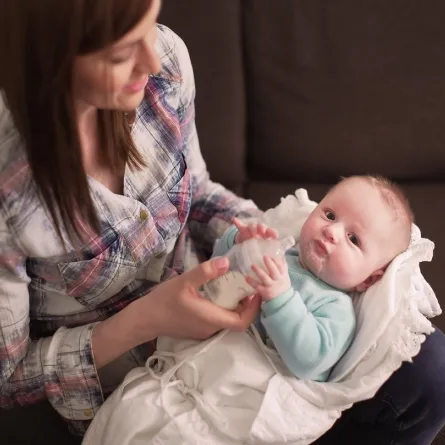 صورة لطفل رضيع يرضع