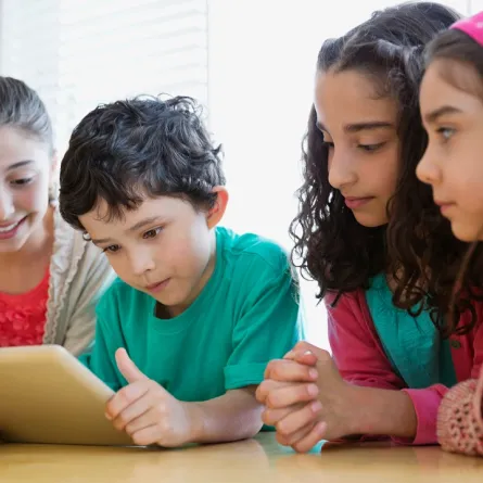 صورة لأطفال يغارون من تميز الطفل