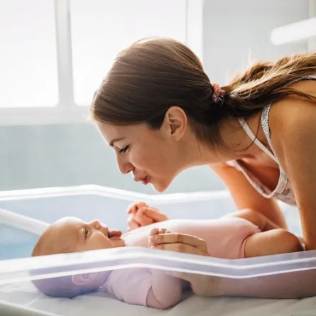 أم تقبل رضيعها بعد ولادته بساعات، المصدر-envato