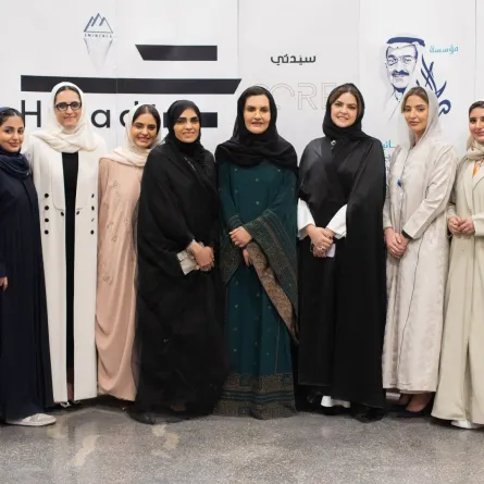 من اليمين الشيف رزان إبراهيم زهران ورغد العبد المنعم ونورة العثيمين وحنين صالح كامل والأميرة موضي بنت خالد وغدير وسدير صالح كامل والدكتورة كزنة العمير ودينا الحواس ولمى الشثري