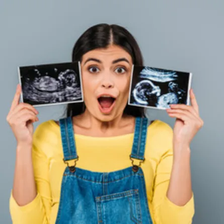 صورة لحامل مع صور لجنينها