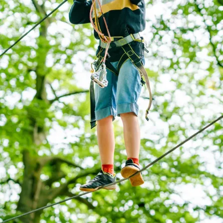 صورة لطفل يتعلم المشي على الحبل
