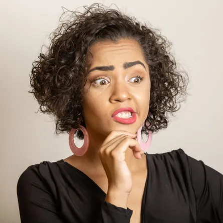 صورة لامرأة مترددة من الخوف