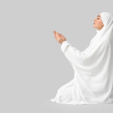 صورة لربة بيت تدعو ربها