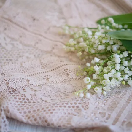 طرق منزلية لتنظيف الفساتين الدانتيل البيض 