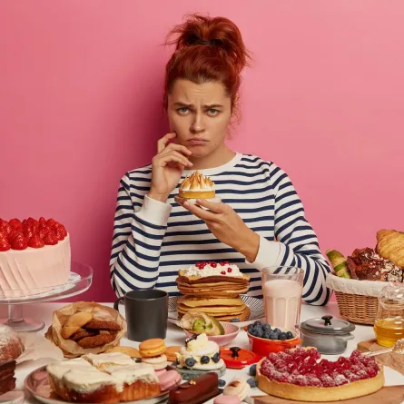 دراسة جديدة.. التوتر يزيد من النهم ويعطل إشارات الشبع القادمة من المخ (المصدر: Freepik)