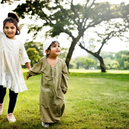 صورة لفتاة وصبي