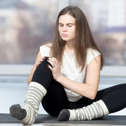 أعراض الروماتيزم في الأرجل مؤلمة.. وتتطلب العلاج الفوري (المصدر: Freepik)