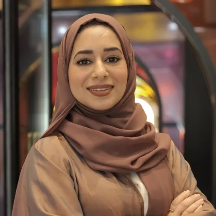 مديرة البرامج المجتمعية في المجمع الثقافي بأبوظبي التشكيلية سمية السويدي