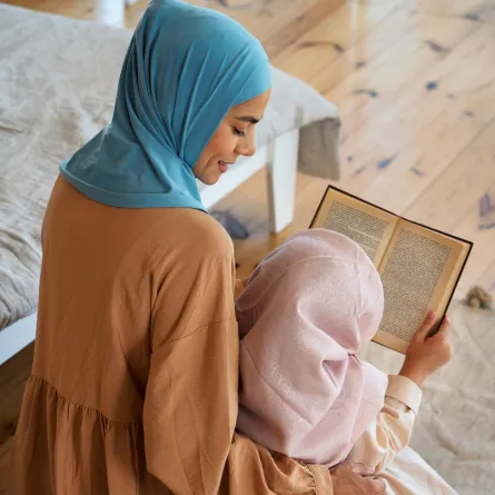 صورة لأم تجلس مع طفلتها