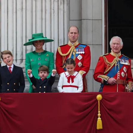 (من اليسار إلى اليمين) الأميرة البريطانية آن Princess Anne والأمير الصغير جورج Prince George وشقيقه الأمير لويس Prince Louis وأميرة ويلز كيت ميدلتون Britain's Catherine, Princess of Wales والأميرة شارلوت Princess Charlotte والأمير وليام أمير ويلزBritain's Prince William, Prince of Wales وملك بريطانيا تشارلز الثالث King Charles III وزوجته الملكة كاميلا Queen Camilla يشهدون العرض الجوي المذهل- المصدر: (ADRIAN DENNIS AFP)