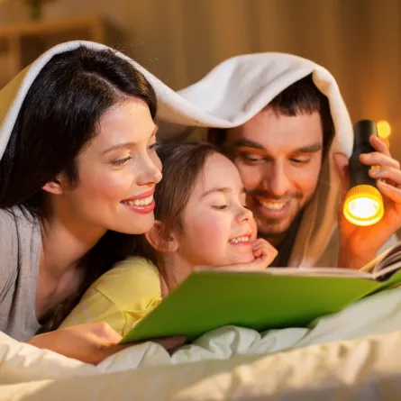 عاليا وسط أسرتها تسمع قصة الألوان