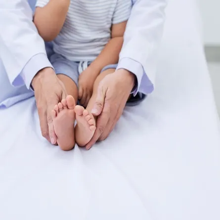 صورة لطبيب يفحص طفلاً