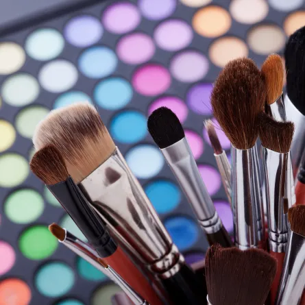 العناية بأدوات المكياج