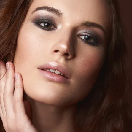 خطوات تطبيق مكياج مثالي لإبراز ملامح الوجه وفق شكل الوجه (المصدر: stock.adobe)