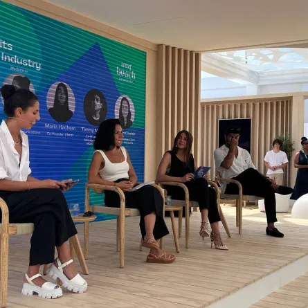 خلال الجلسة الحوارية 