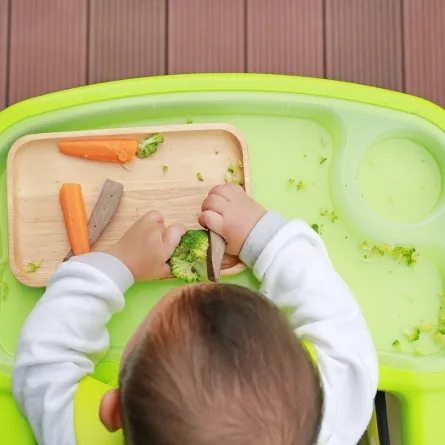 صورة لطفل يتناول الطعام