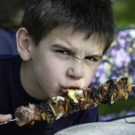 صورة تعبر عن حب الطفل للحوم