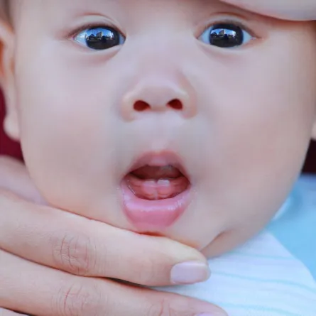 صورة لأسنان الطفل الجديدة